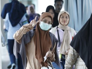 Penumpang kapal penyeberangan