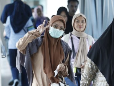 Penumpang kapal penyeberangan