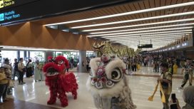 Atraksi Barongsai di Bandara API