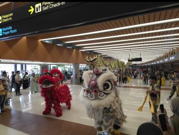 Atraksi Barongsai di Bandara API