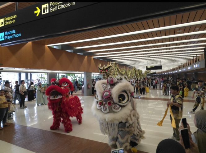 
 Atraksi Barongsai di Bandara API