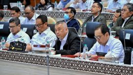 Menhub didampingi pejabat terkait di gedung DPR