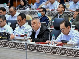 Menhub didampingi pejabat terkait di gedung DPR