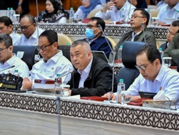 Menhub didampingi pejabat terkait di gedung DPR