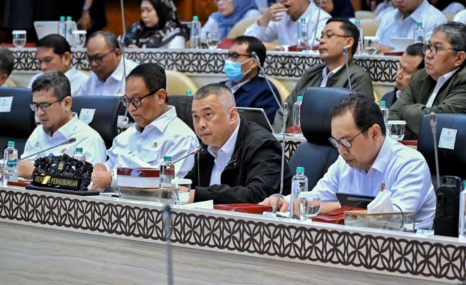 
 Menhub didampingi pejabat terkait di gedung DPR