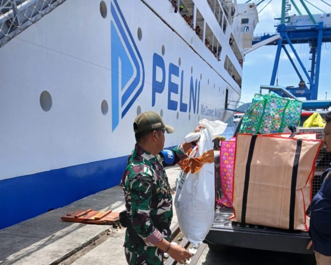 
 Petugas mengamankan hewan langka yang akan diselundup