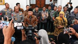 Menhub Dudy bersama Gubernur Jatim