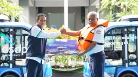 Penyerahan life jacket secara simbolis