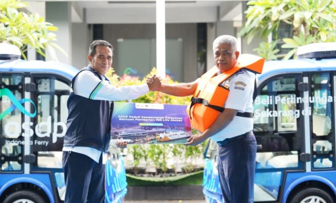
 Penyerahan life jacket secara simbolis