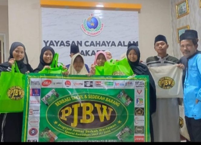 
 PJBW Pekan ke-64: Wartawan Berbagi Takjil dan Sedekah Barang untuk Anak Yatim dan Kaum Dhuafa