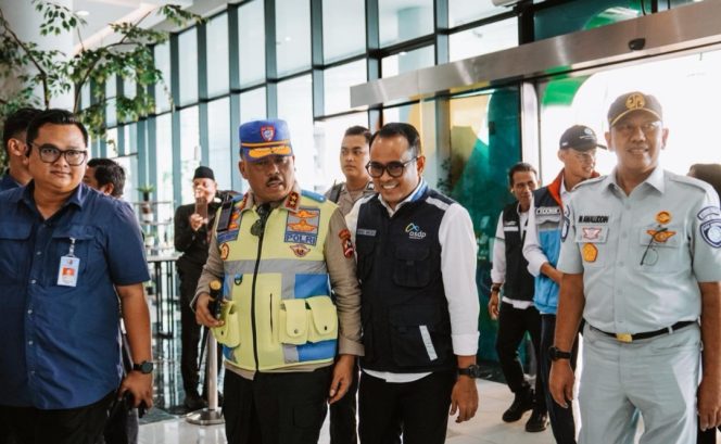 
 Dirut ASDP berbincang dengan Kakorlantas di Pelabuhan Bakauheni