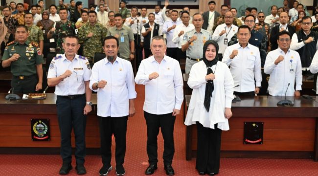 Menhub bersama Gubernur Sulsel dan lainnya  (BKIP Kemenhub)