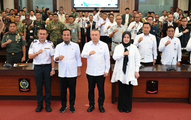 
 Menhub bersama Gubernur Sulsel dan lainnya  (BKIP Kemenhub)