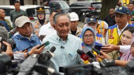 Menteri PU di sela pemantauan jalan Parung-Bogor