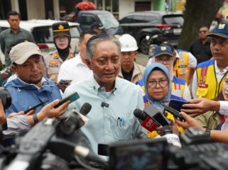 Menteri PU di sela pemantauan jalan Parung-Bogor