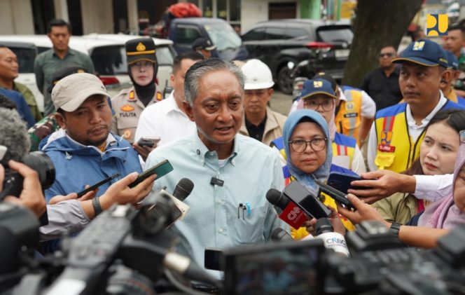 
 Menteri PU di sela pemantauan jalan Parung-Bogor