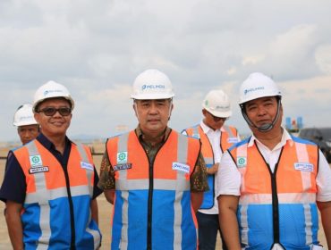 Kunjungan Kerja Perdana Direktur Utama Pelindo ke Terminal Kijing, (dari kiri ke kanan) Manager Kepatuhan Bisnis Pelindo Regional 2 Pontianak- Mustafa, Direktur Utama Pelindo- Achmad Muchtasyar, dan Direktur Utama PTP Nonpetikemas - Indra Hidayat Sani