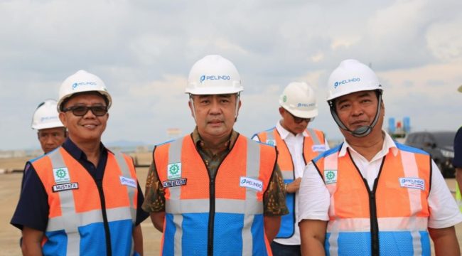 Kunjungan Kerja Perdana Direktur Utama Pelindo ke Terminal Kijing, (dari kiri ke kanan) Manager Kepatuhan Bisnis Pelindo Regional 2 Pontianak- Mustafa, Direktur Utama Pelindo- Achmad Muchtasyar, dan Direktur Utama PTP Nonpetikemas - Indra Hidayat Sani