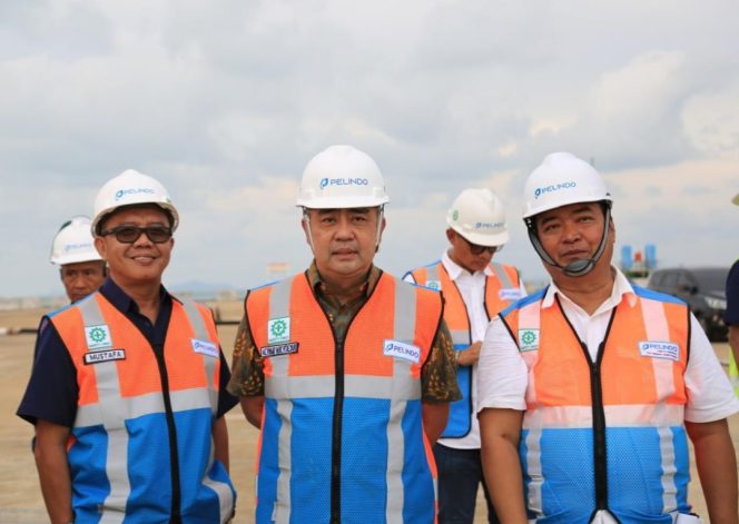 
 Kunjungan Kerja Perdana Direktur Utama Pelindo ke Terminal Kijing, (dari kiri ke kanan) Manager Kepatuhan Bisnis Pelindo Regional 2 Pontianak- Mustafa, Direktur Utama Pelindo- Achmad Muchtasyar, dan Direktur Utama PTP Nonpetikemas - Indra Hidayat Sani