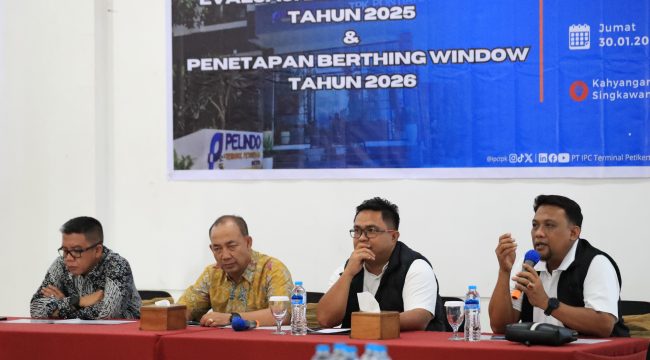 M Loutfie Hidayat, Manager IPC TPK Area Pontianak menyampaikan evaluasi berthing window 2025 kepada para stakeholder kepelabuhanan di wilayah Pontianak