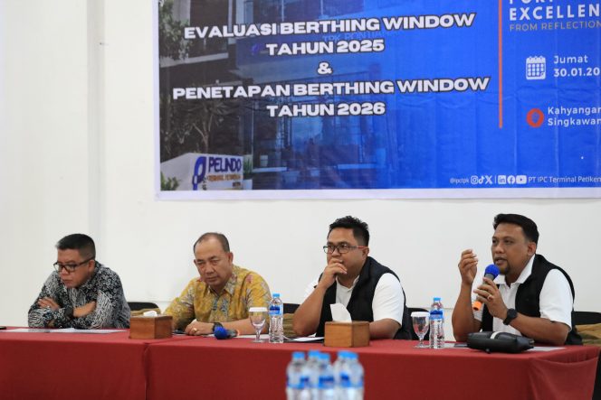 
 M Loutfie Hidayat, Manager IPC TPK Area Pontianak menyampaikan evaluasi berthing window 2025 kepada para stakeholder kepelabuhanan di wilayah Pontianak