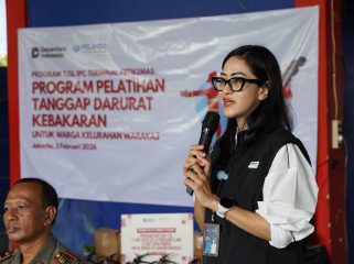 Pramestie Wulandary, Corporate Secretary PT IPC Terminal Petikemas, menyampaikan sambutan pada Program TJSL Pelatihan Tanggap Darurat Kebakaran bagi warga Kelurahan Warakas