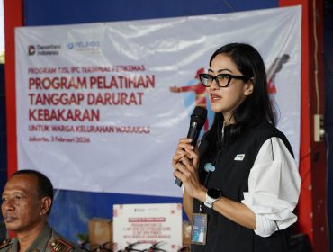 Pramestie Wulandary, Corporate Secretary PT IPC Terminal Petikemas, menyampaikan sambutan pada Program TJSL Pelatihan Tanggap Darurat Kebakaran bagi warga Kelurahan Warakas