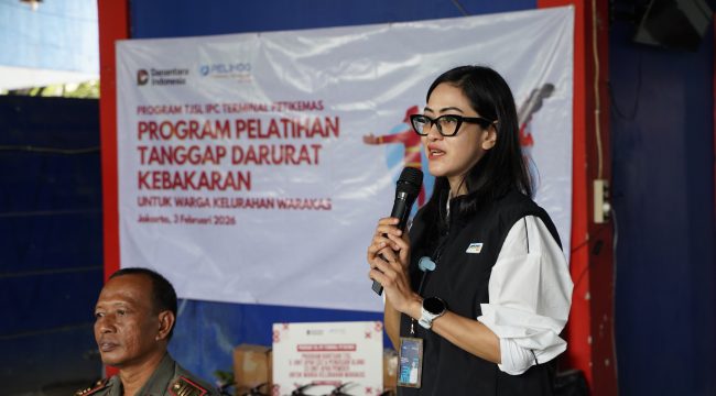 Pramestie Wulandary, Corporate Secretary PT IPC Terminal Petikemas, menyampaikan sambutan pada Program TJSL Pelatihan Tanggap Darurat Kebakaran bagi warga Kelurahan Warakas