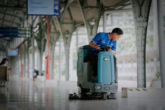 
 Ride On Scrubber Jadi Andalan Resclean by KAI Services Jaga Kebersihan Stasiun