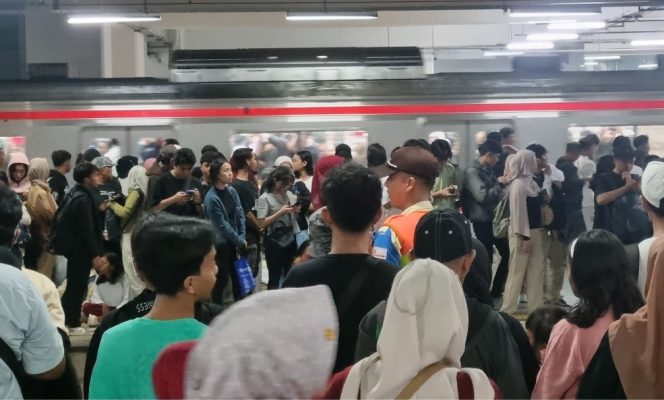
 KRL Jakarta Kota-Bogor Keluarkan Asap di Stasiun UI, Penumpang Dievakuasi