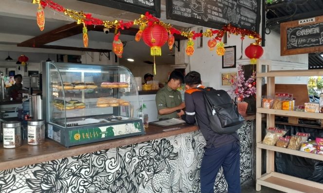 
 KAI Services Hiasi Loko Cafe Malioboro dan Tugu dengan Nuansa Imlek 2026