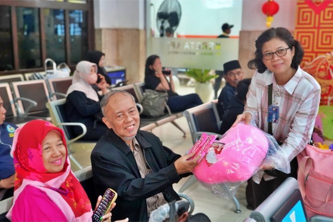 
 KAI Daop 7 Madiun Hadirkan Sapa Pelanggan dan Souvenir Sambut Imlek 2577 Kongzili