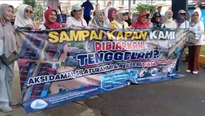 
 Ancaman Banjir Mengintai, Warga Pondok Mitra Lestari Bekasi Gelar Demo Desak Pembangunan Tanggul