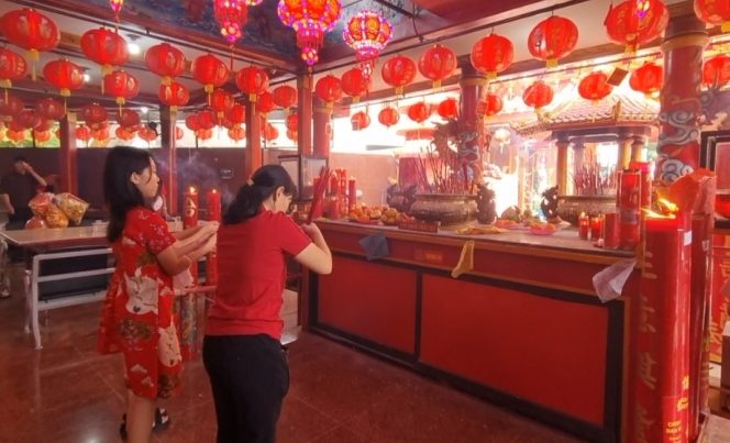 
 Umat Tionghoa Rayakan Imlek Kuda Api di Kelenteng Hok Lay Kiong Bekasi