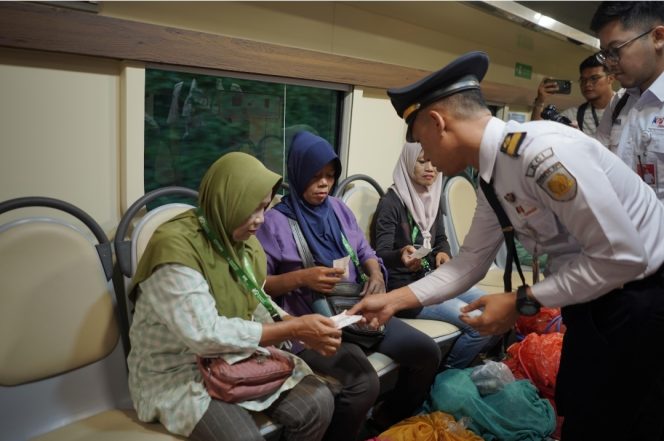 
 Karya Balai Yasa Surabaya Gubeng, Kereta Petani dan Pedagang Layani 11.428 Pelanggan di Lintas Merak