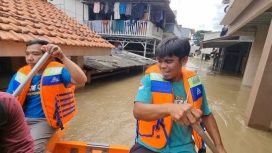 Warga berpatroli menggunakan perahu karet di kawasan banjir, yang mencapai ketinggian dua meter lebih di Gang Mawar, Jalan Kartini, Kelurahan Margahayu, Bekasi Timur, Kota Bekasi, Jawa Barat pada Jumat (20/2/2026).