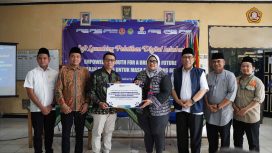 Serah terima bantuan secara simbolis dari Manajemen IPC TPK kepada Ketua Pemuda Muhammadiyah Jakarta Utara. foto istimewa/IPC TPK