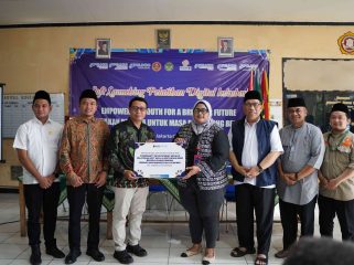 Serah terima bantuan secara simbolis dari Manajemen IPC TPK kepada Ketua Pemuda Muhammadiyah Jakarta Utara. foto istimewa/IPC TPK 