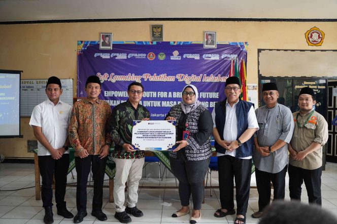 
 Serah terima bantuan secara simbolis dari Manajemen IPC TPK kepada Ketua Pemuda Muhammadiyah Jakarta Utara. foto istimewa/IPC TPK 