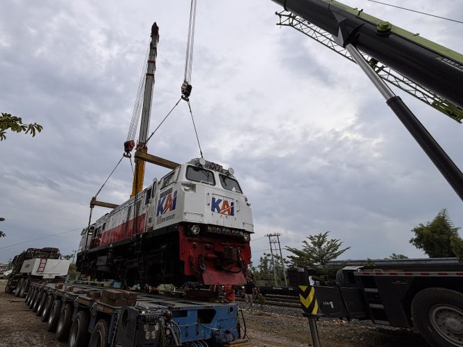 
 Sinergi Persiapan Angkutan Lebaran, KAI Logistik Kirim 12 Lokomotif ke Pulau Jawa