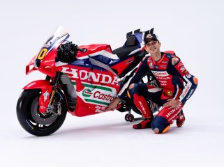 Pembalap Honda Racing Corporation (HRC) Factory Team bersama motor balap Honda yang akan digunakan pada ajang MotoGP 2026, seiring berlanjutnya dukungan FIFGROUP melalui FIFASTRA terhadap tim HRC pada musim balap tahun ini.