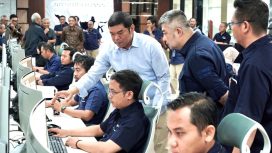 Dirut Pelindo saat meninjau fasilitas Integrated Planning and Control Room Terminal Teluk Lamong.