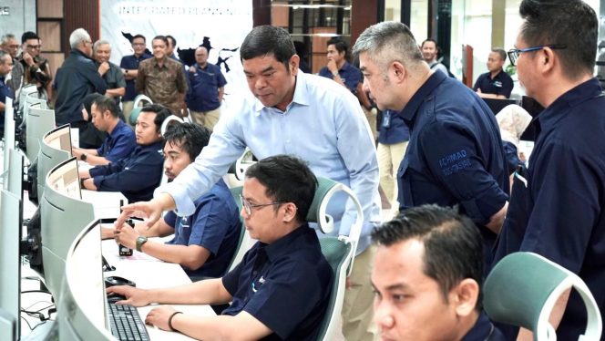 
 Dirut Pelindo saat meninjau fasilitas Integrated Planning and Control Room Terminal Teluk Lamong.