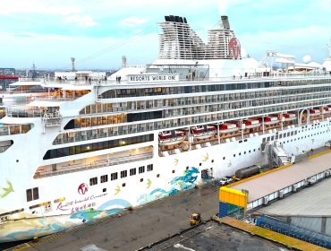 Kapal pesiar sandar di Pelabuhan Tanjung Priok. Foto istimewa/pelindoregional2tjpriok 