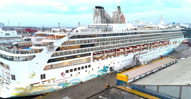 
 Kapal pesiar sandar di Pelabuhan Tanjung Priok. Foto istimewa/pelindoregional2tjpriok 