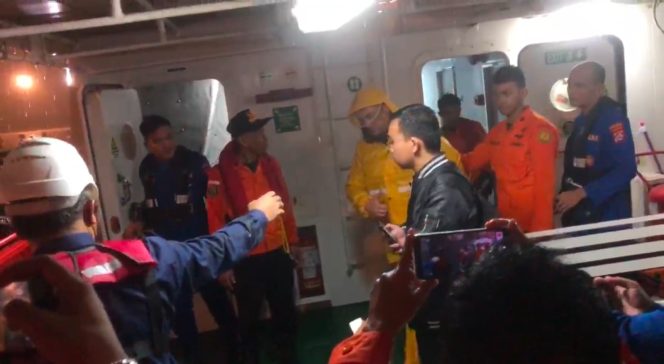 
 Proses evakuasi nakhoda di Perairan Selat Sunda. Foto istimewa/PPLP Tanjung Priok 