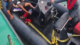 Personel Pangkalan PLP Tanjung Priok saat evakuasi ABK yang sakit di laut. foto: istimewa/PPLP Tanjung Priok