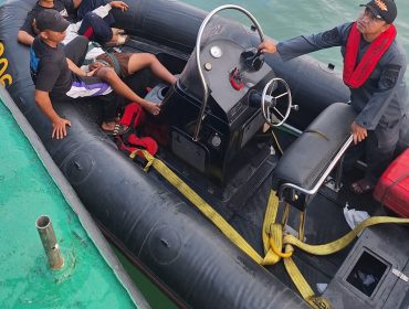 Personel Pangkalan PLP Tanjung Priok saat evakuasi ABK yang sakit di laut. foto: istimewa/PPLP Tanjung Priok