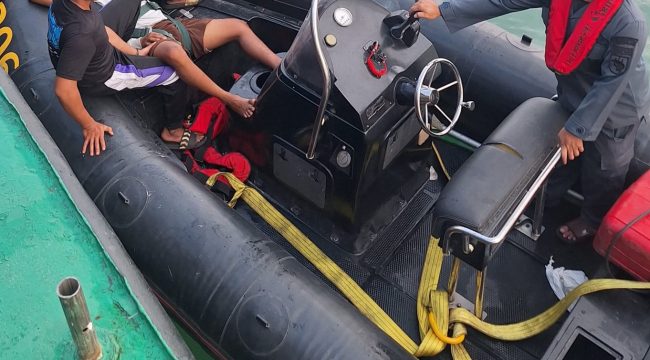 Personel Pangkalan PLP Tanjung Priok saat evakuasi ABK yang sakit di laut. foto: istimewa/PPLP Tanjung Priok 