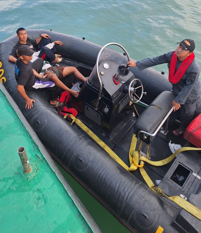 
 Personel Pangkalan PLP Tanjung Priok saat evakuasi ABK yang sakit di laut. foto: istimewa/PPLP Tanjung Priok 